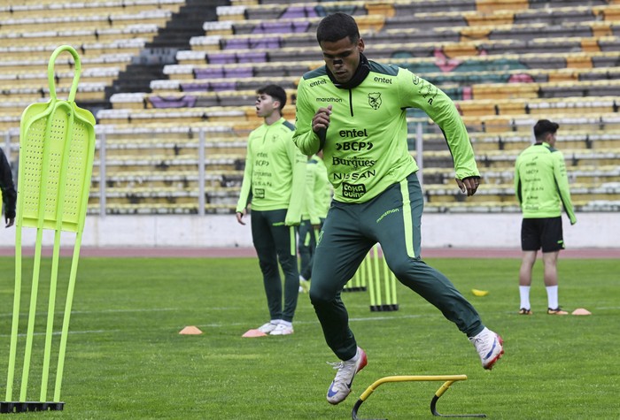 Enzo Monteiro durante un entrenamiento de la selección boliviana de fútbol en el estadio Hernando Siles de La Paz. · Foto: Ernesto Ryan