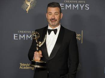 Jimmy Kimmel, tras recibir un premio Emmy, el 7 de setiembre en Los Ángeles. · Foto: Kevin Winter, Getty Images, AFP
