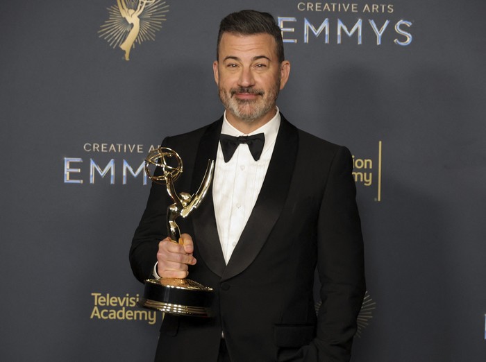 Jimmy Kimmel, tras recibir un premio Emmy, el 7 de setiembre en  Los Ángeles. · Foto: Kevin Winter, Getty Images, AFP