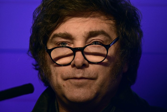 Javier Milei luego de conocer los resultados de las elecciones provinciales, el domingo 7, en La Plata, Buenos Aires. · Foto: Stringer, AFP