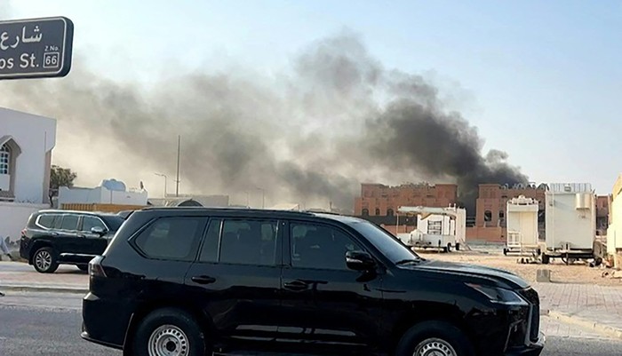 Explosiones en Doha, el 9 de setiembre, en Qatar. Foto: captura de pantalla tomada de una grabación de AFPTV, Jacqueline Penny, AFP. · Foto: Menahen Kahana, AFP