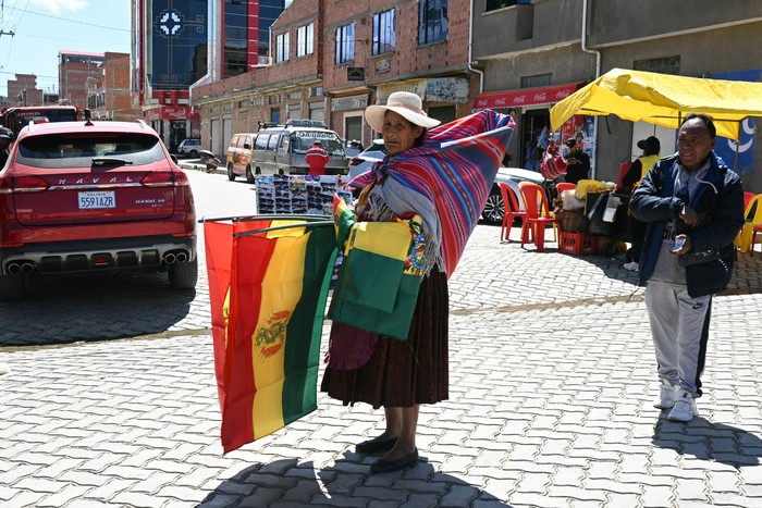 Venta de banderas cerca del estadio Municipal de El Alto, previo al partido ante Brasil, el 9 de setiembre, en La Paz, Bolivia. · Foto: Aizar Raldes, AFP