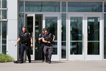 Efectivos policiales se retiran de la Universidad del Valle de Utah, lugar donde el activista político Charlie Kirk, recibió un disparo durante un evento, el 10 de setiembre. · Foto: George Frey / Getty / AFP