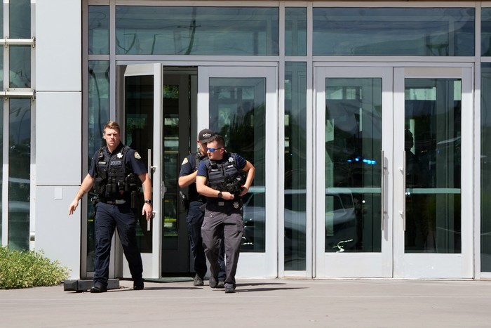 Efectivos policiales se retiran de la Universidad del Valle de Utah, lugar donde el activista político Charlie Kirk, recibió un disparo durante un evento, el 10 de setiembre. · Foto: George Frey / Getty / AFP