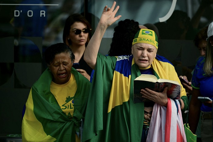 Partidarios del expresidente brasileño Jair Bolsonaro, el 14 de setiembre, frente al hospital donde se somete a exámenes médicos bajo arresto domiciliario. · Foto: Pablo Porciúncula, AFP