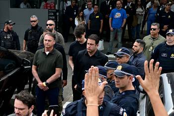Jair Bolsonaro en el hospital DF Star acompañado de su hijo Jair Renan, el 14 de setiembre, en Brasilia. · Foto: Pablo Porciúncula, AFP