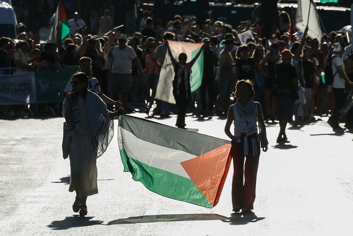 Manifestantes pro-palestinoos, luego de invadir la calle y obligar a los organizadores de la carrera a abandonar la 21.ª y última etapa de la Vuelta a España 2025, el 14 de setiembre, en Madrid. · Foto: Óscar del Pozo, AFP