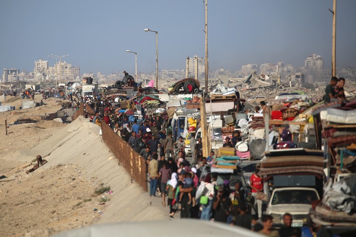 Palestinos desplazan hacia el sur por una carretera en la zona del campo de refugiados de Nuseirat, en el centro de la Franja de Gaza, el 16 de setiembre. Foto: Eyad Baba, AFP.