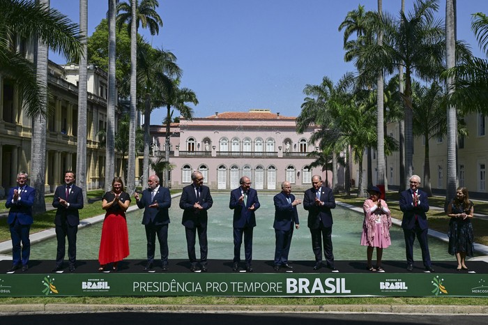El Secretario General Adjunto de la AELC, Markus Schlagenhof, el Representante Permanente de Liechtenstein ante la AELC, Frank Buchel, la Ministra de Comercio e Industria de Noruega, Cecilie Myrseth, el Ministro de Cultura, Innovación y Universidades de Islandia, Logi Einarsson, el Vicepresidente y Consejero Federal de Suiza, Guy Parmelin, el Vicepresidente y Ministro de Industria y Comercio de Brasil, Geraldo Alckmin, el Ministro de Relaciones Exteriores de Brasil, Mauro Vieira, el Ministro de Relaciones Exteriores de Argentina, Gerardo Werthein, la Ministra de Relaciones Exteriores de Bolivia, Celinda Sosa Lunda, el Ministro de Relaciones Exteriores de Uruguay, Mario Lubetkin,  y la viceministra de Relaciones Económicas e Integración de Paraguay, Patricia Frutos,  durante la reunión entre representantes del Mercosur y la Asociación Europea de Libre Comercio (AELC) en el Palacio de Itamaraty en Río de Janeiro. · Foto: Pablo Porciúncula, AFP