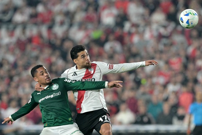 Vitor Roque (izq.), de Palmeiras, y Paulo Díaz, de River Plate, durante el partido de ida de los cuartos de final de la Copa Libertadores, el 17 de setiembre, en el estadio Monumental, en Buenos Aires. · Foto: Juan Mabromata,  AFP