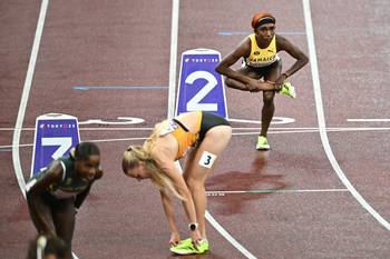 La jamaiquina Natoya Goule-Toppin (d), previo a competir en las eliminatorias de los 800 m femeninos durante el Campeonato Mundial de Atletismo, el 18 de setiembre, en Tokio. Foto: Philip Fong, AFP.
