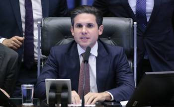 Hugo Motta, presidente de la Cámara de Diputados, durante la sesión que aprobó la solicitud de urgencia para el proyecto de ley que podría amnistiar a los acusados ​​de participar en el intento de golpe de Estado, el 17 de setiembre, en Brasilia. · Foto: Bruno Spada, Cámara de Diputados de Brasil, AFP