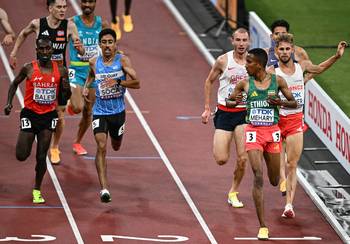 Valentín Soca (c) llega a la meta durante las eliminatorias masculinas de 5.000 metros del Campeonato Mundial de Atletismo en Tokio, disputadas el 19 de setiembre. · Foto: Philip Fong, AFP