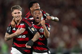 Guillermo Varela y Nicolás de la Cruz, de Flamengo, festejan el primer gol de su equipo durante el partido de ida de cuartos de final contra Estudiantes de La Plata, en el estadio Maracaná, el jueves 18 de setiembre. · Foto: Jorge Rodrigues/AGIF/AFP