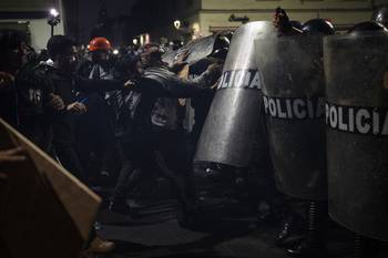Manifestantes se enfrentan con la Policía antidisturbios durante una manifestación contra el gobierno, en Lima, el 21 de setiembre. · Foto: Ernesto Benavides, AFP