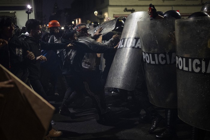 Manifestantes se enfrentan con la Policía antidisturbios durante una manifestación contra el gobierno, en Lima, el domingo 21. · Foto: Ernesto Benavides, AFP