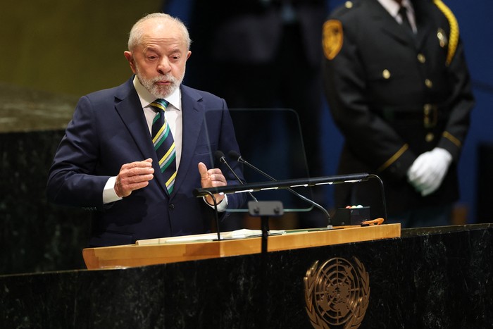 El presidente de Brasil, Luiz Inácio Lula da Silva, el martes 23, durante su discurso en la Asamblea General de las Naciones Unidas en la sede del organismo, en Nueva York. · Foto: Angela Weiss, AFP