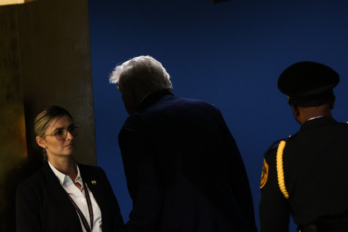 Donald Trump se marcha tras hablar ante la Asamblea General de las Naciones Unidas, el martes 23, en Nueva York. · Foto: Angela Weiss, AFP