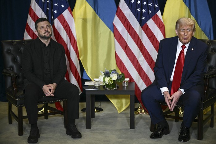 Volodímir Zelenski y Donald Trump, durante su encuentro en el marco de la Asamblea General de las Naciones Unidas. · Foto: Brendan Smialowski, AFP