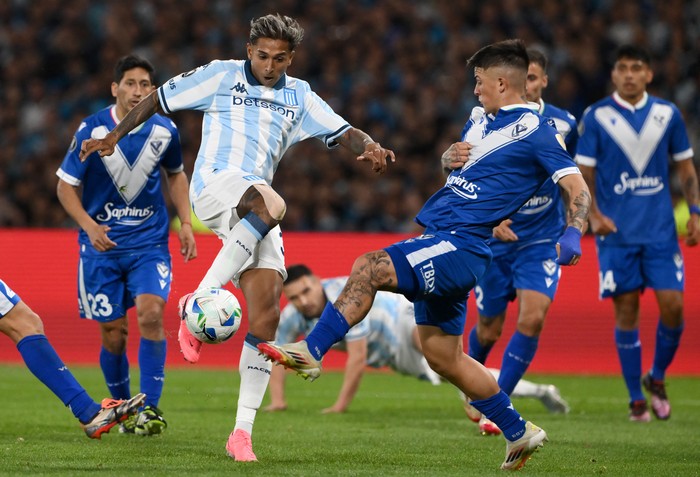 Agustín Almendra de Racing y Aaron Quirós de Velez, durante el partido de vuelta por los cuartos de final de la Copa Libertadores, el martes 23, en el estadio Presidente Juan Domingo Perón de Buenos Aires. · Foto: Luis Robayo, AFP