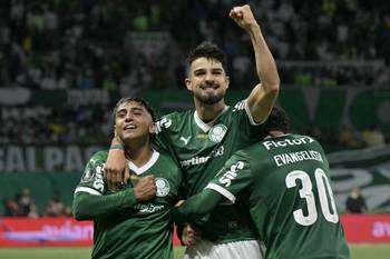 José Manuel López de Palmeiras festeja el tercer gol de su equipo junto a Facundo Torres y Lucas Evangelista, durante el partido de vuelta por los cuartos de final de la Copa Libertadores frente a River Plate, en el estadio Allianz Parque en São Paulo, el 24 de setiembre. · Foto: Nelson Almeida, AFP