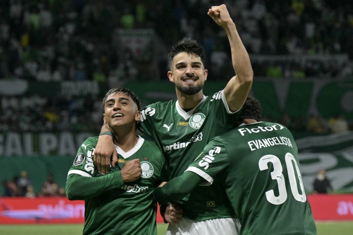José Manuel López de Palmeiras festeja el tercer gol de su equipo junto a Facundo Torres y Lucas Evangelista, durante el partido de vuelta por los cuartos de final de la Copa Libertadores frente a River Plate, en el estadio Allianz Parque en Sao Paulo, el miércoles 24. · Foto: Nelson Almeida, AFP