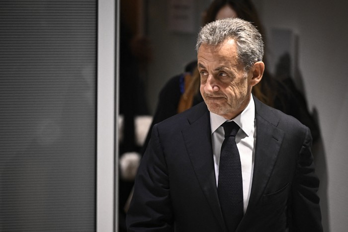 El expresidente de Francia, Nicolas Sarkozy, el 25 de setiembre, tras ser condenado en el Tribunal de París. · Foto: Julien De Rosa, AFP
