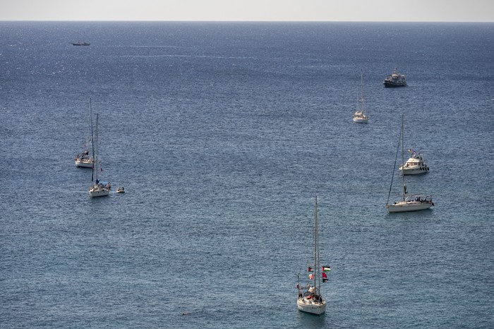 Barcos de la Flotilla Global Sumud a Gaza amarrados en la isla de Koufonisi, al sur de la isla de Creta, el 26 de septiembre. · Foto: Eleftherios Elis, AFP