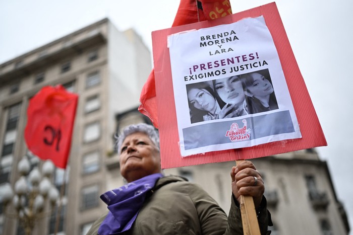 Manifestación bajo el lema: "No hay víctimas buenas ni malas, sólo feminicidio", el 27 de setiembre, en Buenos Aires. · Foto: Luis Robayo, AFP