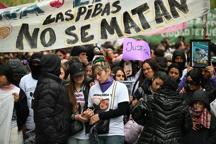 Familiares y amigos de las tres adolescentes asesinadas, durante la marcha bajo el lema: "No hay víctimas buenas ni malas, sólo feminicidios", el 27 de setiembre, en Buenos Aires. · Foto: Luis Robayo, AFP