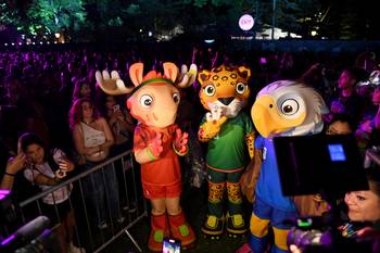 Maple, Zayu y Clutch en el Global Citizen Festival 2025, el 27 de setiembre, en Central Park, en Nueva York. · Foto: Noam Galai, Getty Images, AFP