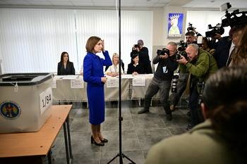 Maia Sandu, luego de emitir su voto en las elecciones parlamentarias, el 28 de setiembre, en Chisináu, capital de la República de Moldavia. · Foto: Daniel Mihailescu, AFP