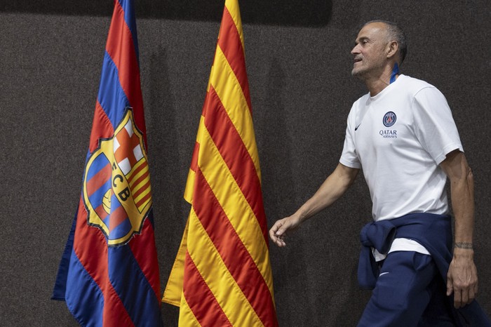Luis Enrique, entrenador de PSG llega a la conferencia de prensa previa al partido Barcelona - París Saint Germain, en el estadio Olímpico LLuis Companys. · Foto: Josep Lago, AFP