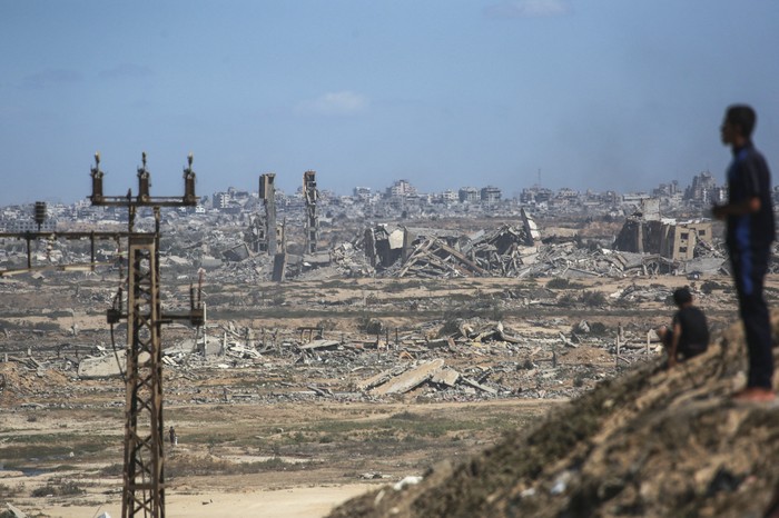 Palestinos en un sendero costero al noroeste del campo de refugiados de Nuseirat, mientras se desplazan hacia el sur desde Wadi Gaza tras el anuncio israelí del cierre de la carretera de Al-Rashid. · Foto: Bashar Taleb, AFP