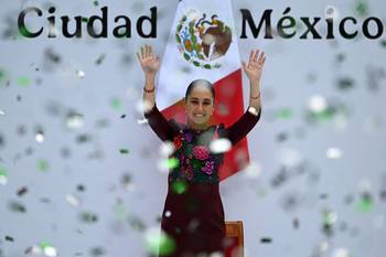 Claudia Sheinbaum, el 5 de octubre, durante la conmemoración del primer año de su gobierno, en la Plaza del Zócalo de la Ciudad de México. · Foto: Yuri Cortez, AFP