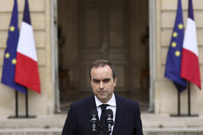 El primer ministro francés saliente, Sébastien Lecornu, en el Hotel Matignon de París. · Foto: Stéphane Mahé, Pool, AFP.