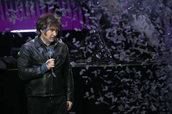 Javier Milei, el 6 de octubre, durante la presentación de su nuevo libro, _La creación del milagro_, en el Movistar Arena de Buenos Aires. · Foto: Luis Robayo, AFP