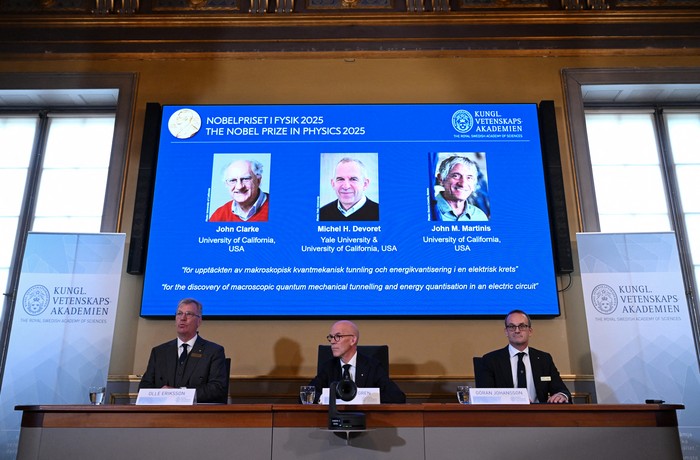 lle Eriksson, presidente del Comité Nobel de Física, Hans Ellegren, secretario general de la Real Academia sueca de Ciencias, y Goeran Johansson, miembro del Comité Nobel de Física, durante el anuncio de los ganadores del Premio Nobel de Física 2025. · Foto: Jonathan Nackstrand, AFP