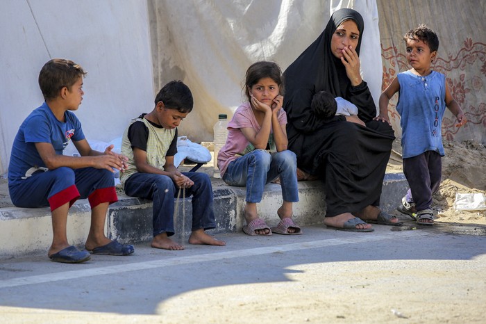 Palestinos en el campo de refugiados de Nuseirat. · Foto: Bashar Taleb, AFP