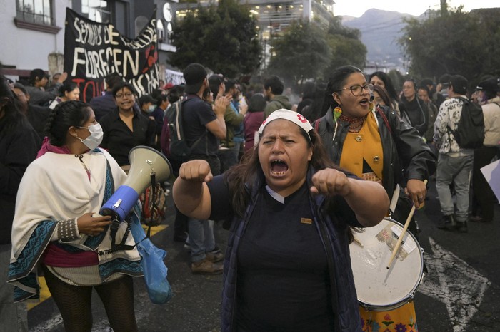 Protesta antigubernamental en apoyo al paro nacional convocado por la CONAIE en Quito, el 7 de octubre. f · Foto: Rodrigo Buendía, AFP