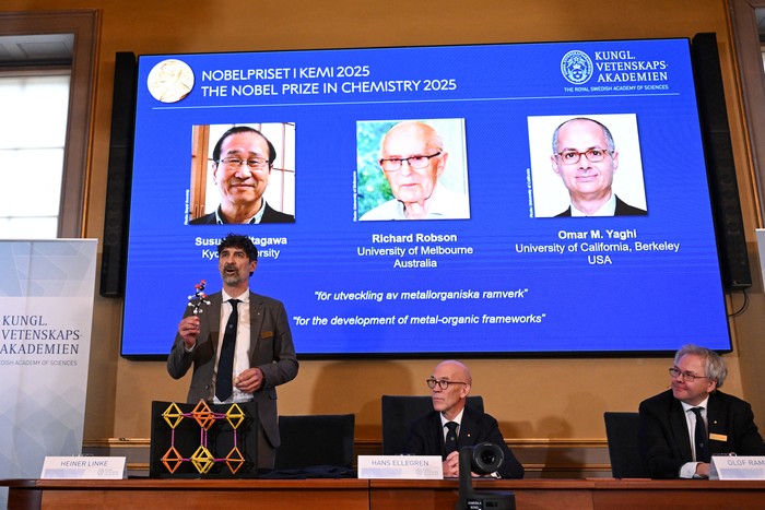 Heiner Linke, presidente del Comité Nobel de Química, Hans Ellegren, secretario general de la Real Academia Sueca de Ciencias, y Olof Ramstroem, miembro del Comité Nobel de Química, el 8 de octubre, durante una conferencia de prensa sobre el anuncio de los ganadores del Premio Nobel de Química 2025 en la Real Academia Sueca de Ciencias en Estocolmo, Suecia. Foto: Jonathan Nackstrand, AFP.