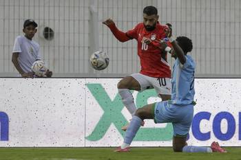 Mohamed Salah, de Egipto, y Aboubaker Liban Abdi, de Yibuti, en el estadio Larbi Zaouli, en Casablanca. · Foto: Abdel Majid Bziquat, AFP
