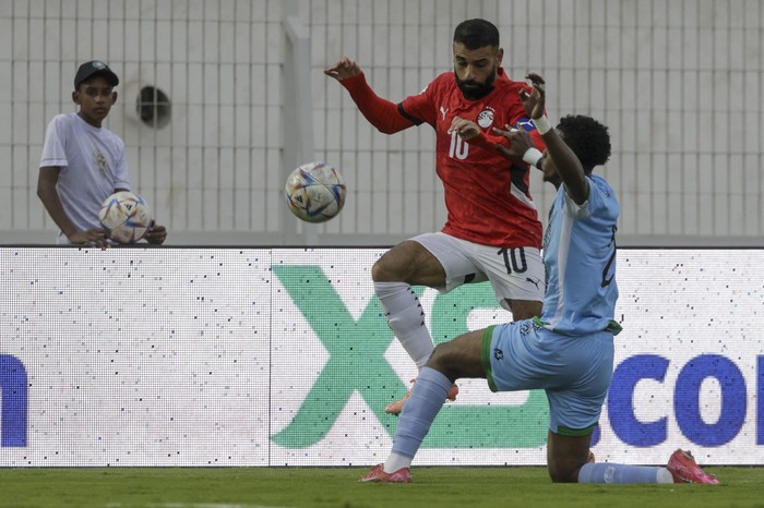 Mohamed Salah, de Egipto, y Aboubaker Liban Abdi, de Yinbuti, en el estadio Larbi Zaouli en Casablanca. · Foto: Abdel Majid Bziquat, AFP