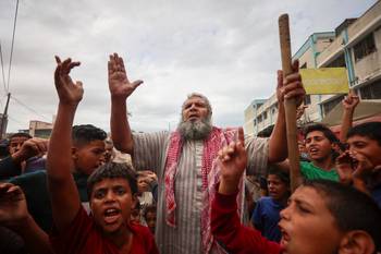 Palestinos celebran el alto al fuego, el 9 de octubre, en Jan Yunis, Franja de Gaza. · Foto: Omar Al-Qattaa, AFP