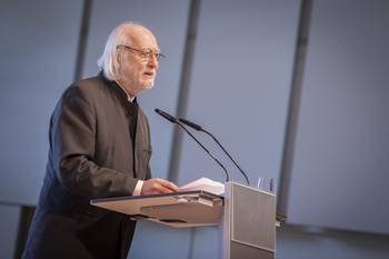 László Krasznahorkai pronuncia un discurso durante la ceremonia de entrega del Premio Estatal Austríaco de Literatura Europea, el 26 de julio de 2021, en Salzburgo, Austria. · Foto: Leo Neumayr, APA, AFP