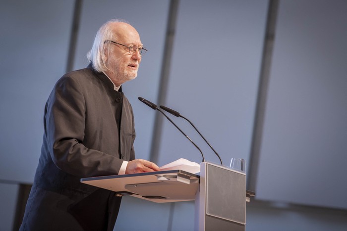László Krasznahorkai pronuncia un discurso durante la ceremonia de entrega del Premio Estatal Austríaco de Literatura Europea, el 26 de julio de 2021, en Salzburgo, Austria. · Foto: Leo Neumayr, APA, AFP