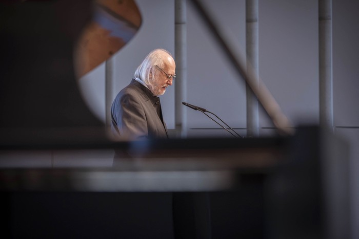 Laszlo Krasznahorkai pronuncia un discurso durante la ceremonia de entrega del Premio Estatal Austriaco de Literatura Europea, el 26 de julio de 2021, en Salzburgo, Austria. · Foto: AFP