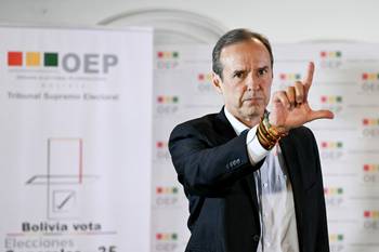 Jorge _Tuto_ Quiroga, candidato presidencial de Bolivia por la coalición Alianza Libre, el 12 de octubre, durante una conferencia de prensa, en La Paz. · Foto: Aizar Raldes, AFP