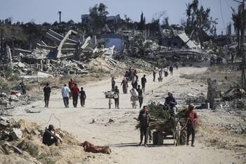 Palestinos en Al-Zahra al norte del campo de refugiados de Nuseirat en Gaza. · Foto: Eyad Baba, AFP