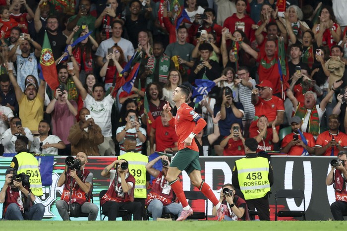 Cristiano Ronaldo, de Portugal, durante el partido ante Hungría por la clasificación al Mundial 2026, en el estadio José Alvalade, en Lisboa. · Foto: Patricia de Melo Moreira, AFP